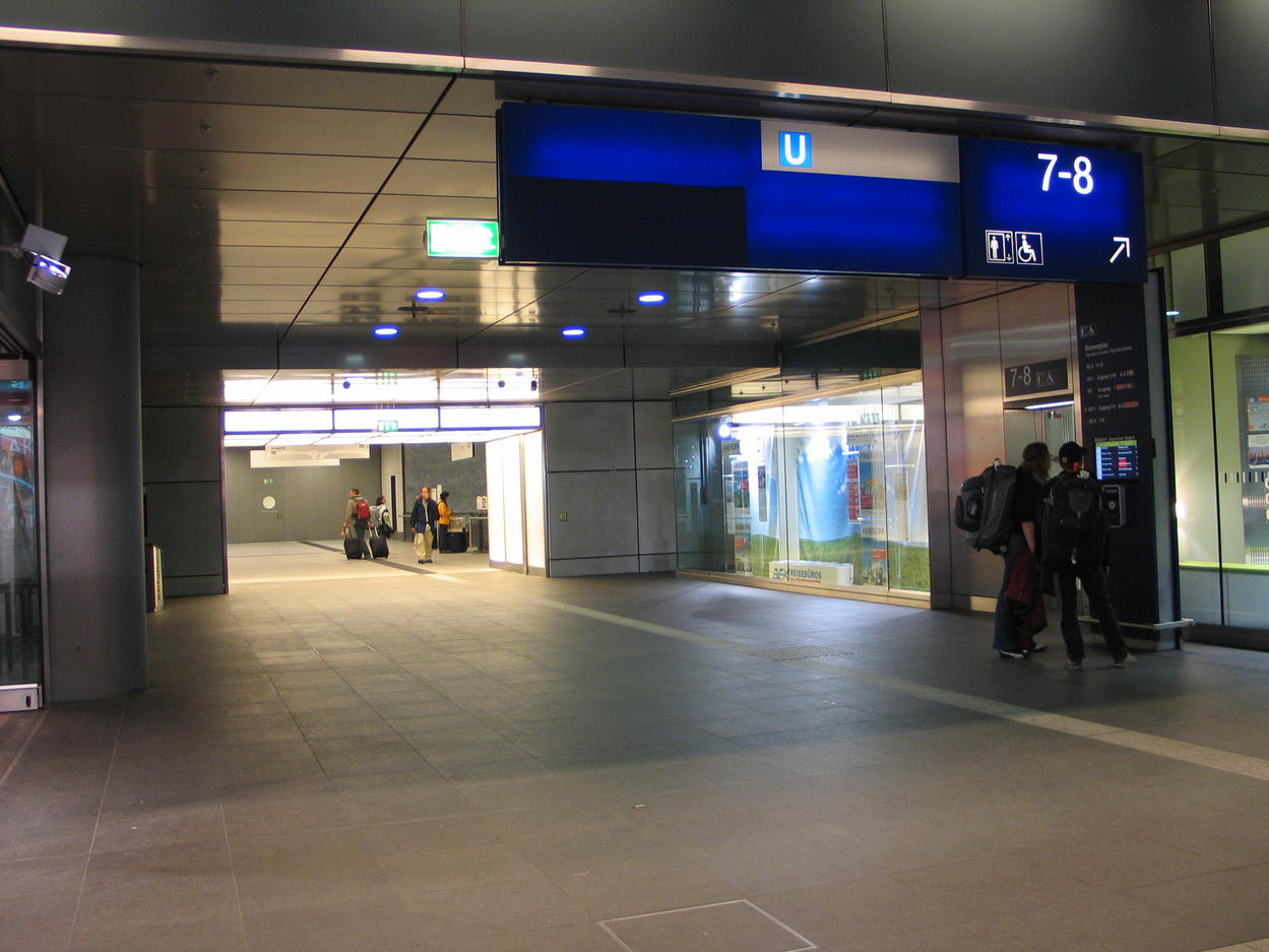 Die Berliner UBahn U55 I Wenig los am Hauptbahnhof