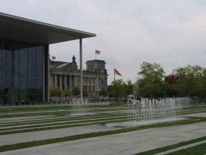 Bereich der U-Bahnstation von oben mit Paul-Löbe-Haus links und Reichstag hinten