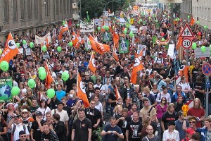 September 2009: Auf der "Freiheit statt Angst"-Demonstration in Berlin ist die Piratenpartei massiv vertreten. Netzpolitik ist einer der Kristallisationspunkte der Partei