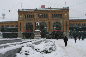 Ernst-August-Platz mit Bahnhof im Januar 2010: Name nicht mehr gut genug?