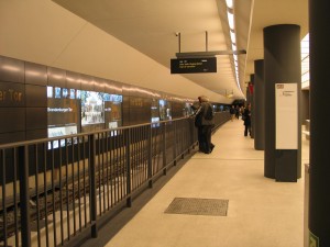 Südliche Bahnsteigkante und Stationswand