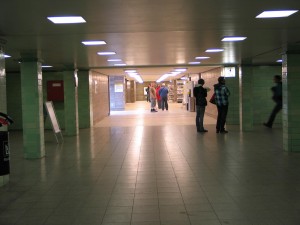 Blick vom S-Bahnbereich zur U-Bahn