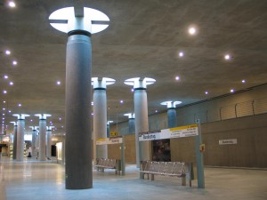Tageslicht von unten und Bahnsteig am Bundestag