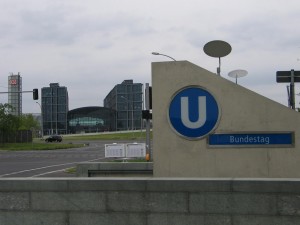 Nördlicher Eingang zum U-Bahnhof Bundestag, im Hintergrund der Hauptbahnhof