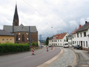 Saarbrücker Straße mit der St.-Josef-Kirche