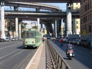 Straßenbahntrasse auf der Via Prenestina mit östlicher Umgehungsstraße im Hintergrund