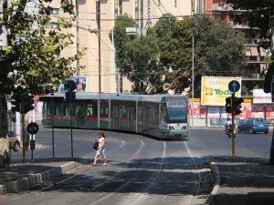 Straßenbahnzug der Linie 8 biegt in die Viale di Trastevere ein