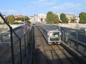 U-Bahnzug der Linie A überquert den Tiber auf der Ponte Pietro Nenni