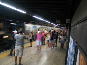 Einfahrende U-Bahn der Linie B am Bahnhof Termini