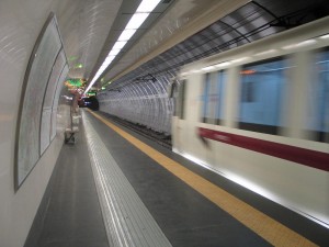Abfahrende U-Bahn in der Station "Manzoni"