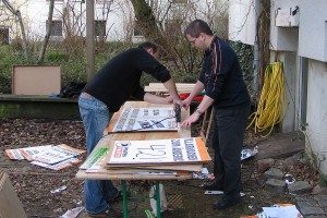 Aus der Frühzeit der Partei: Plakatproduktion für die Bürgerschaftswahl in Hamburg im Februar 2008. Die Plakatträger kommen teilweise aus Hessen von der Landtagswahl 2007