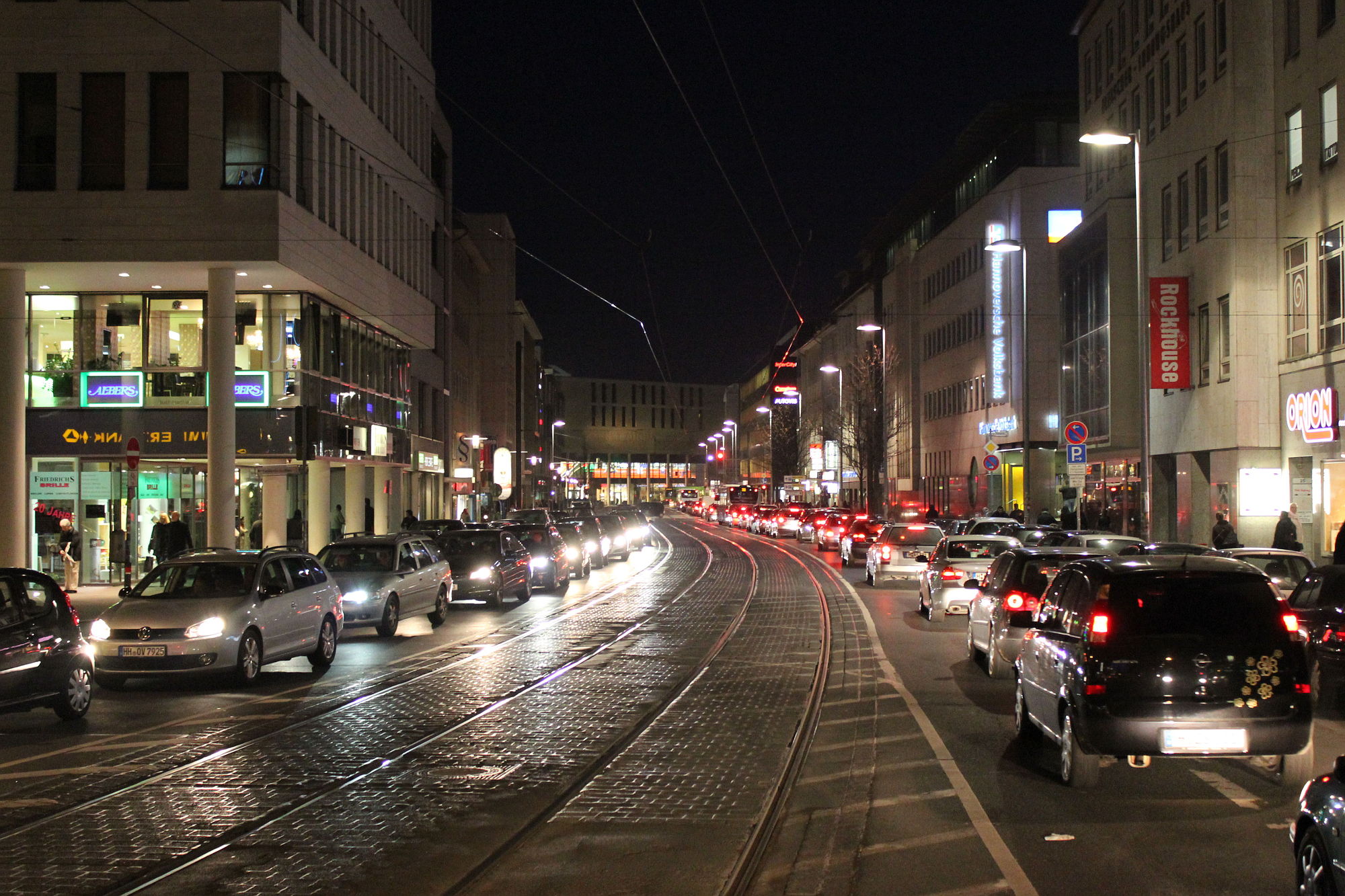 Darum geht's: Wie soll die Stadtbahnlinie 10 zukünftig durch die Innenstadt fahren? Die Kurt-Schumacher-Straße ist schon heute chronisch verstopft.