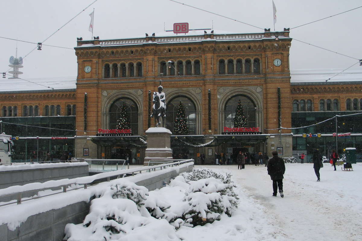 Ernst-August-Platz mit Bahnhof im Januar 2010: Name nicht mehr gut genug?