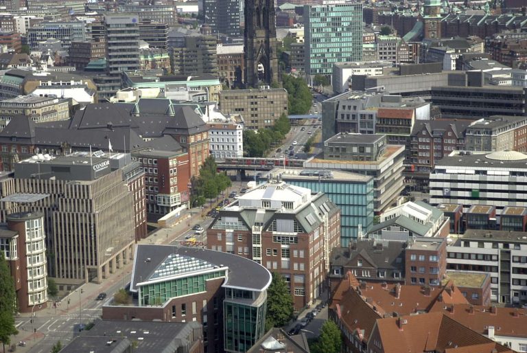LudwigErhardStraße vom Michel aus gesehen, Hamburg, 2003 Letzte Weisheiten