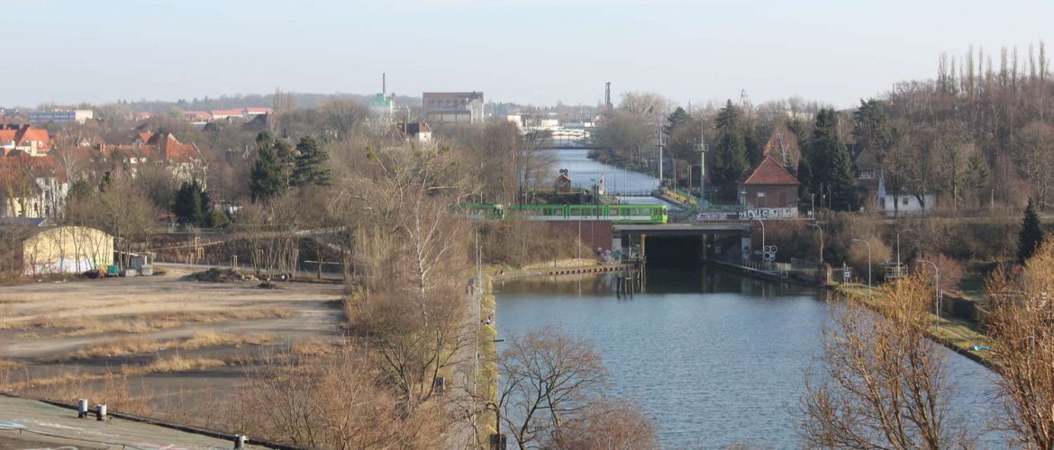 Stichkanal Linden und Schleuse zum Lindener Hafen vom Wasserstadtgelände aus gesehen, Hannover, 2014