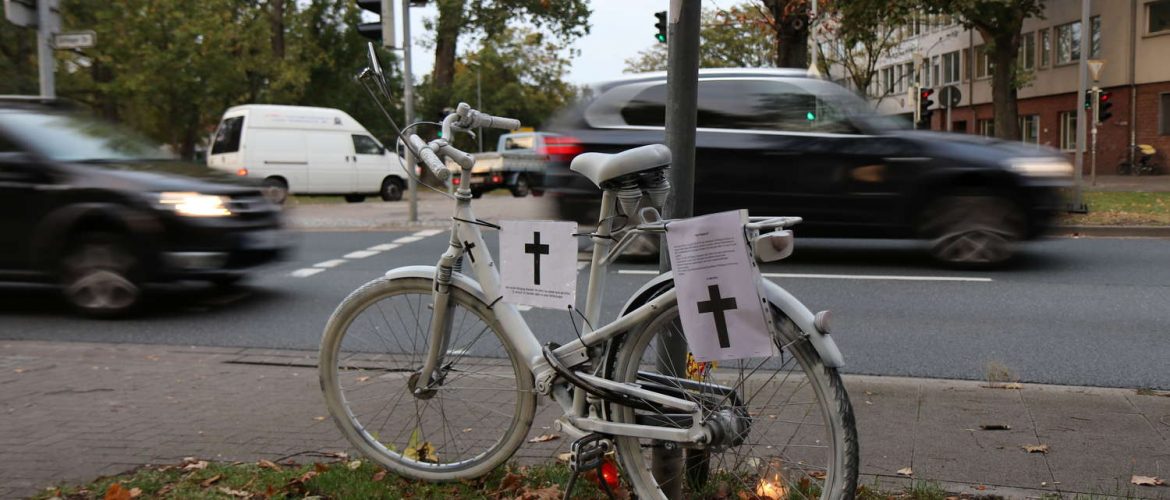 Ghostbike am Deisterkreisel: Erinnerung an einen zu Tode gekommenen Menschen