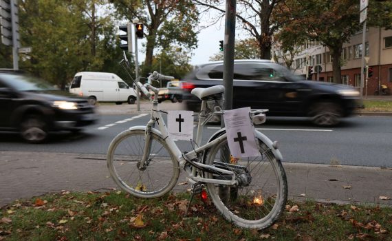 Ghostbike am Deisterkreisel: Erinnerung an einen zu Tode gekommenen Menschen