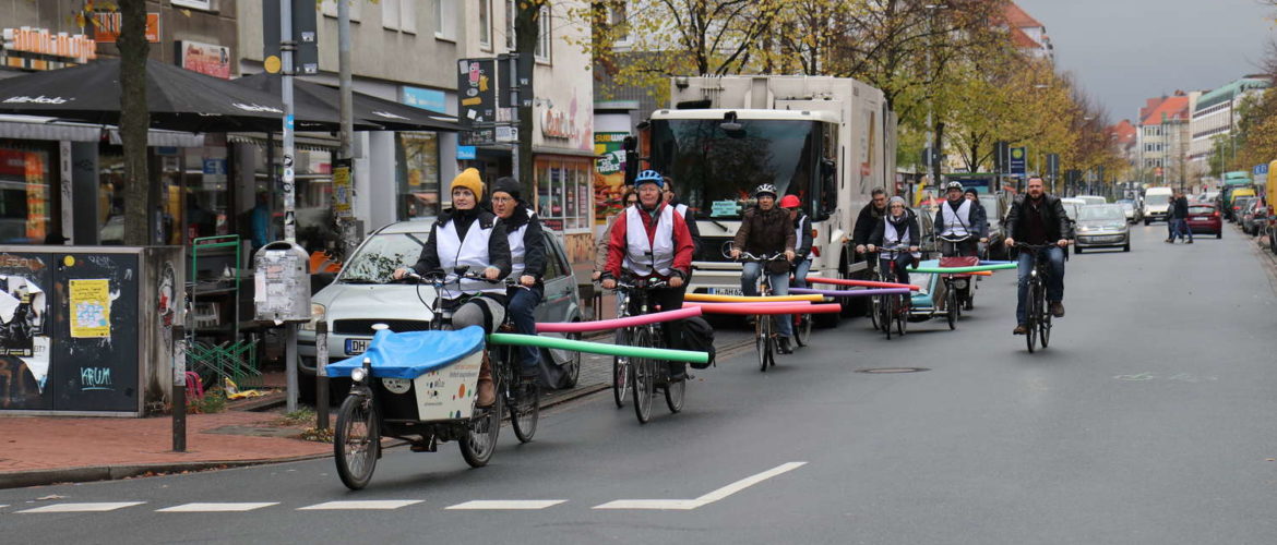 Fahrradkolonne mit Abstandhaltern: Endlich genug Sicherheitsabstand