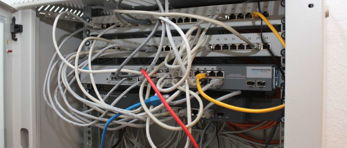 Computer network wiring (symbolic picture)