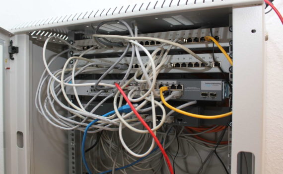 Computer network wiring (symbolic picture)