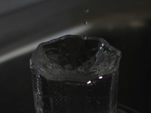 Wassertropfen fällt in Glas, 2005
