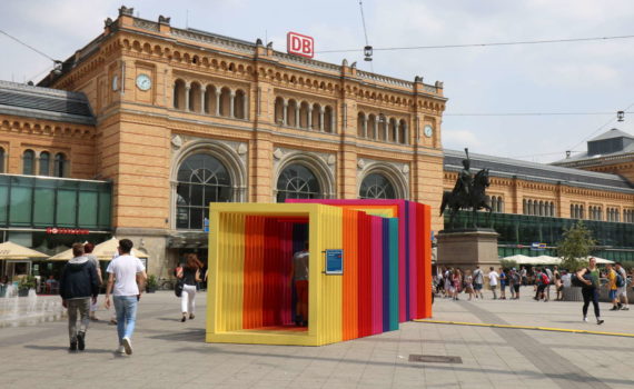 Kunstinstallation "Abweg" auf dem Ernst-August-Platz, Hannover, 2017