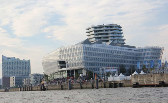 Unilever-Gebäude und Elbphilharmonie in der Hafencity, 2015