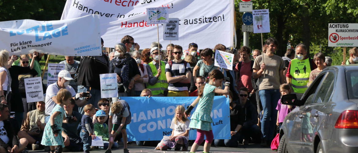 Blockade Leibnizufer durch die HannovAir Connection, Hannover, 2018
