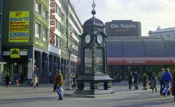 Kröpckeuhr vor Rathenaustraße und Café Kröpcke, Februar 1978
