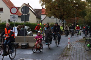 Fahrraddemonstration mit 250 Teilnehmern gegen den Abbau der Sperren einige Tage vor der Bezirksratssitzung