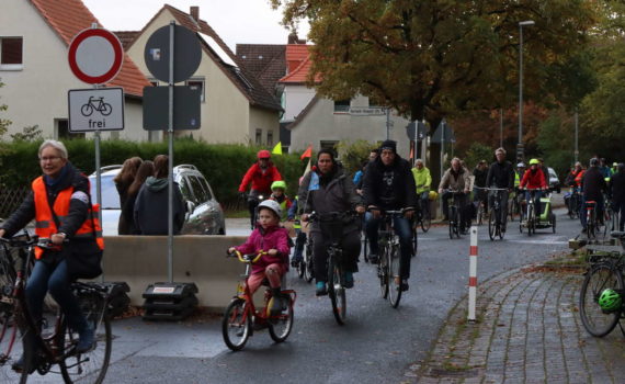 Fahrraddemonstration mit 250 Teilnehmern gegen den Abbau der Sperren einige Tage vor der Bezirksratssitzung