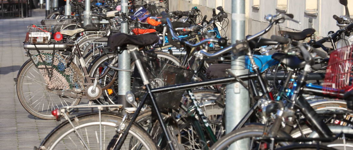 Fahrradständer Am Hohen Ufer im Dezember 2019: Gut genutzt.
