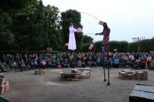 Une de plus Company (Frankreich): Trois - Mensch, Maske, Marionette, Kleines Fest im Großen Garten, Hannover, 2019