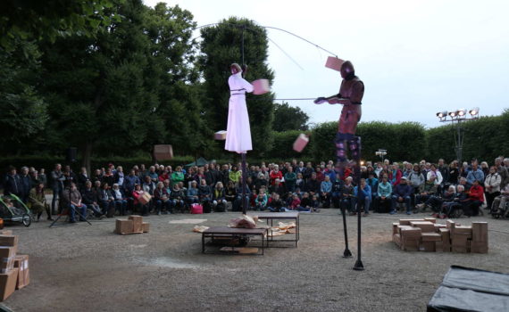 Une de plus Company (Frankreich): Trois - Mensch, Maske, Marionette, Kleines Fest im Großen Garten, Hannover, 2019