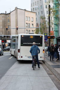 Bus blockiert Radverkehr, Hannover, 2019