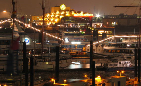 Hamburger Hafen von der U-Bahnstation Baumwall aus gesehen, Hamburg, Januar 2006