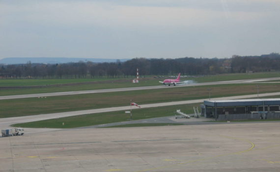 Landendes Flugzeug am Flughafen Langenhagen, Langenhagen, April 2006