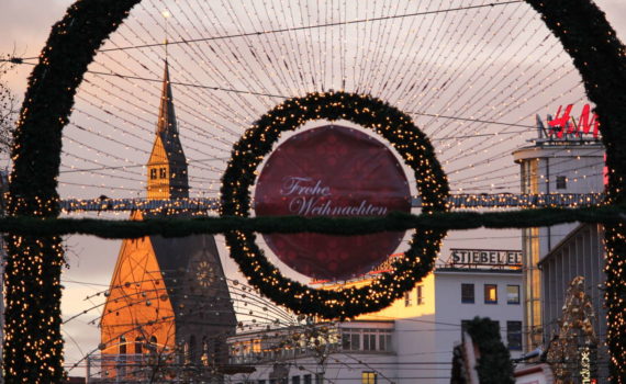 Tor zum Weihnachtsmarkt auf dem Bahnhofsvorplatz, Hannover, 2014