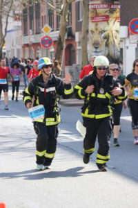 Feuerwehrmänner im 10-km-Lauf, Hannover-Marathon, Hannover, 2019