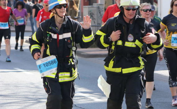Feuerwehrmänner im 10-km-Lauf, Hannover-Marathon, Hannover, 2019