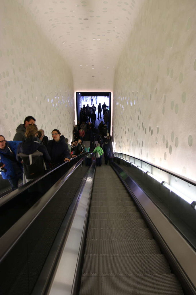 Große Rolltreppe zur Plaza in der Elbphilharmonie, Hamburg, September 2018