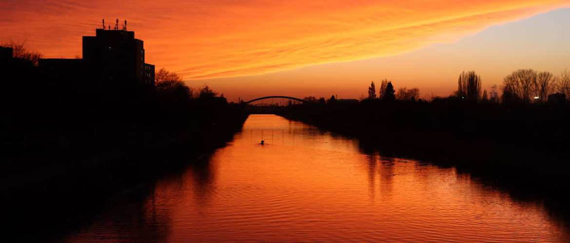 Sonnenuntergang in intensivem Orange-Rot über dem Mittellandkanal