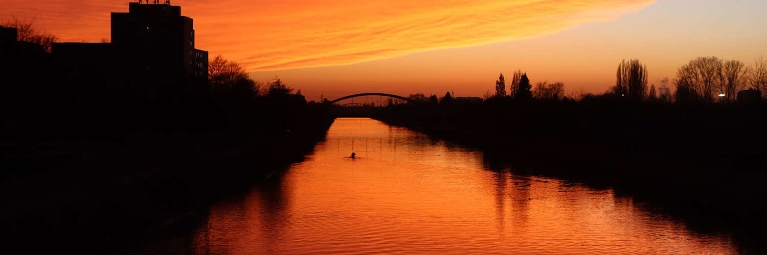 Sonnenuntergang in intensivem Orange-Rot über dem Mittellandkanal