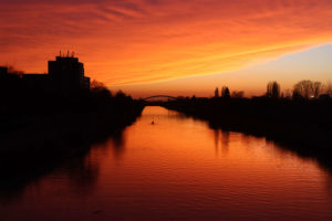 Sonnenuntergang in intensivem Orange-Rot über dem Mittellandkanal